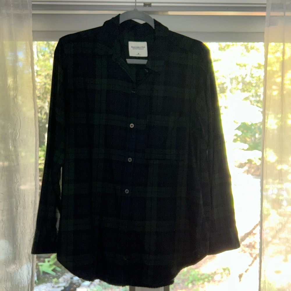 Abercrombie Women’s flannel. Navy and dark green pattern. Size M. Like new.
